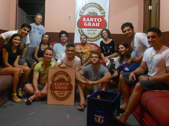 Moradores da República Santo Grau em 2012