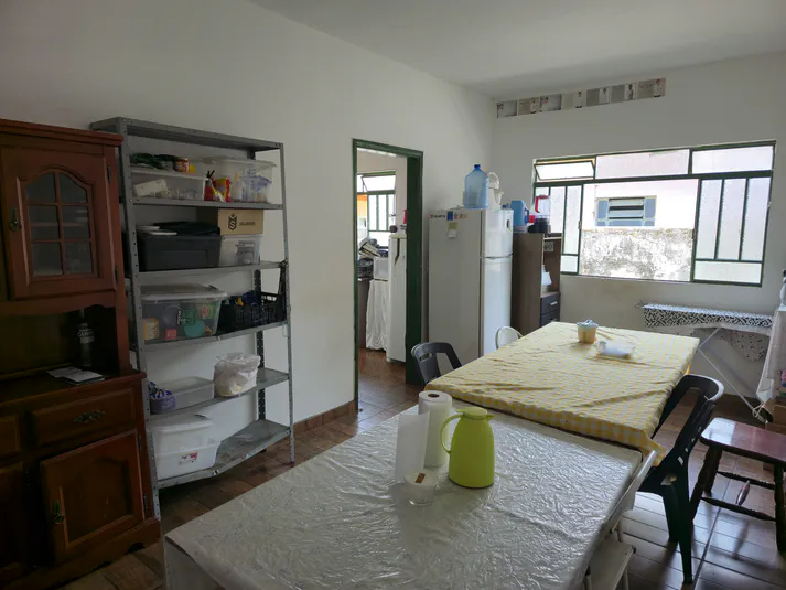 Copa ampla com mesa grande, ideal para refeições em conjunto e estudos