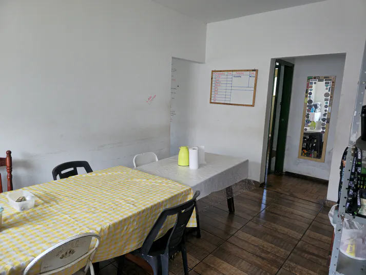 Detalhe da área da copa com cadeiras e espaço organizado