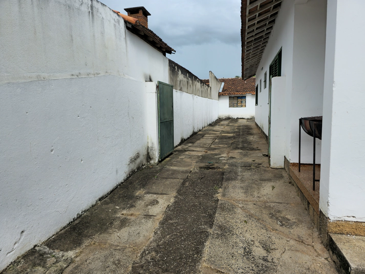 Visão geral do amplo quintal e área externa da República Santo Grau