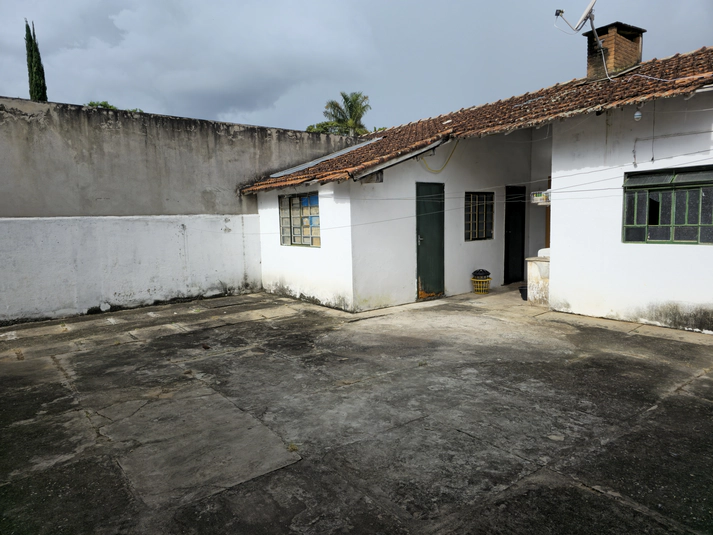 Espaço aberto no quintal com clima aconchegante para os moradores