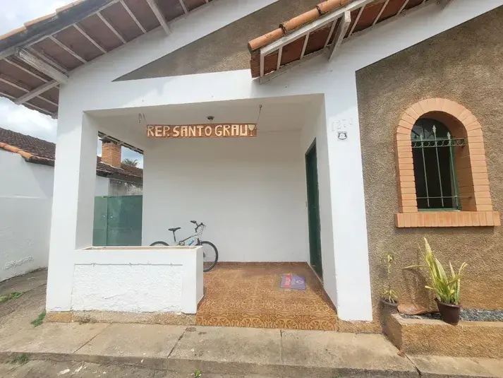 Entrada principal e varanda da República Santo Grau, opção de moradia universitária