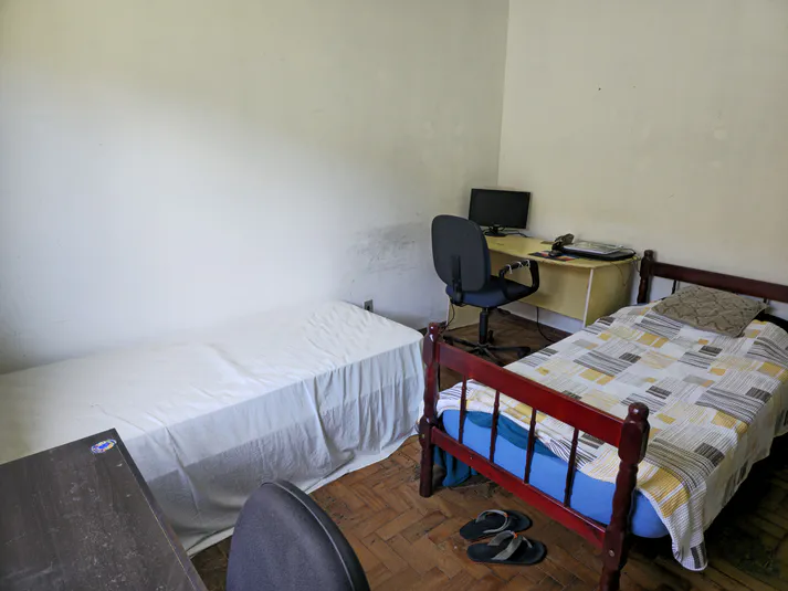 Detalhe do espaço de estudos e organização do Quarto Duplo 2