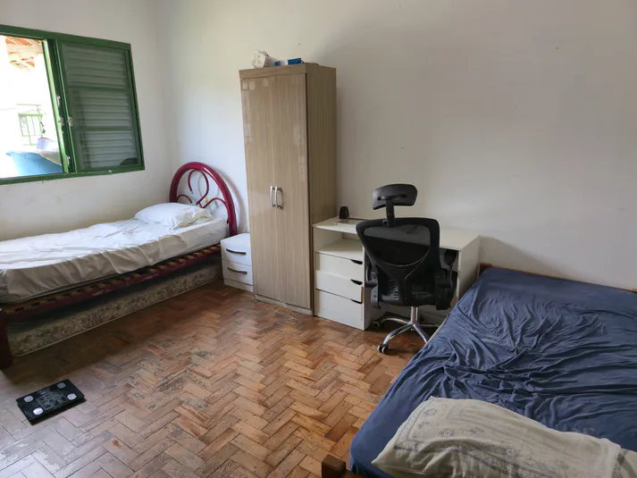 Visão geral do Quarto Duplo 3, com camas de solteiro e excelente iluminação na janela