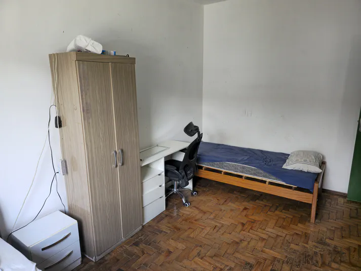 Detalhe das mesas de estudo individuais e armários no Quarto Duplo 3