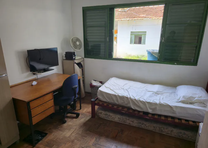 Vista da organização e espaço confortável disponível no Quarto Duplo 3