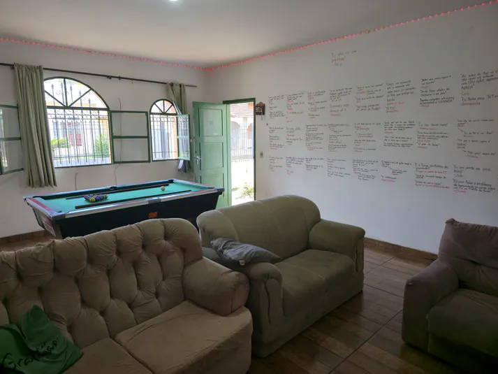 Detalhe dos sofás e espaço aconchegante na sala de TV