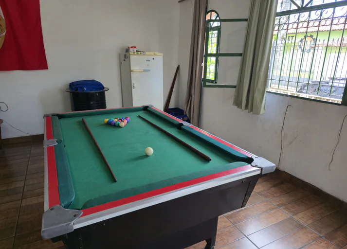 Ambiente da sala de estar focado na integração e conforto