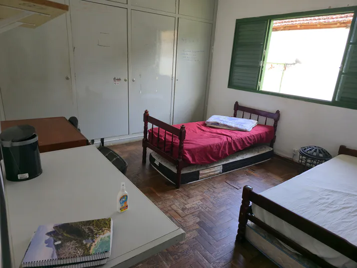 Quarto duplo com suíte, mostrando detalhe das camas de solteiro mobiliadas