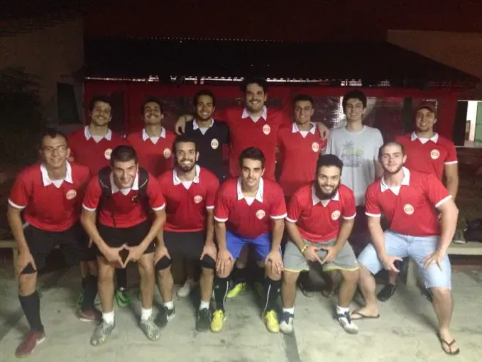 Time de futebol da República Santo Grau posando para foto antes do campeonato em 2014