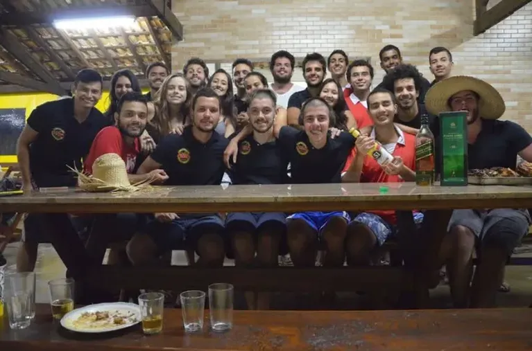 Moradores da Santo Grau comemorando vitória no inter-repúblicas de 2015