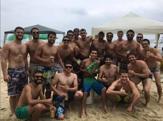 Roda de conversa e violão na sala da república Santo Grau, turma de 2017