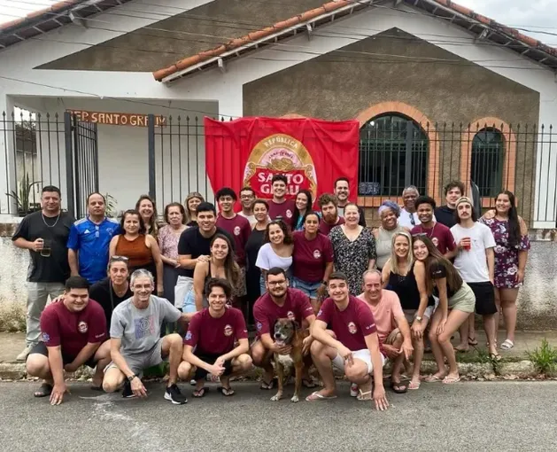 Turma completa de 2024 reunida em frente à fachada da casa no Pinheirinho